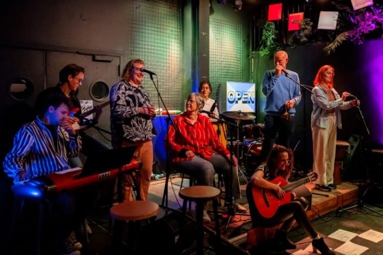 Tune In-deelnemers maken samen muziek op een podium.